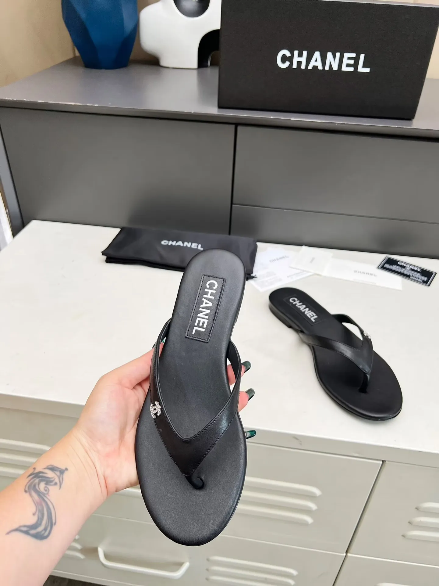 👟👟Ex-factory price 380👟👟 Chanel new spring and summer genuine leather outsole flip-flops✅ I was really moved by this shoe when I first saw it💓 I liked it at first sight [surprised], 😊 and it has Chanel’s classic diamond logo💎 Fabric: imported cowhide 🐂 Denim, velvet Lining: cow lining Color: black Code number: 35-41 (41 can be customized and non-returnable) Outsole: Made of genuine leather outsole Packaging: with card, cloth bag